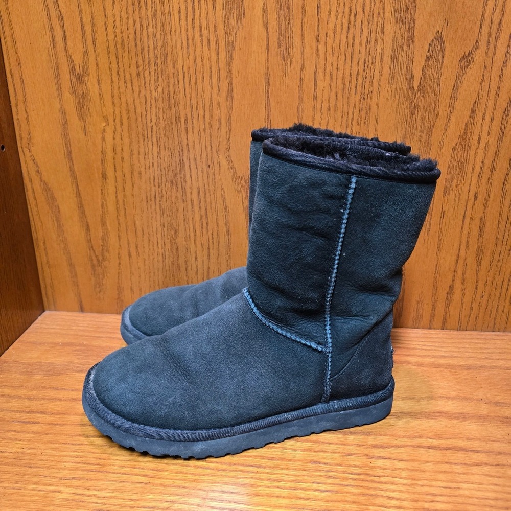 UGG‎ Australia Classic Short Boots Black Suede Sheepskin Lined Women's Size 7